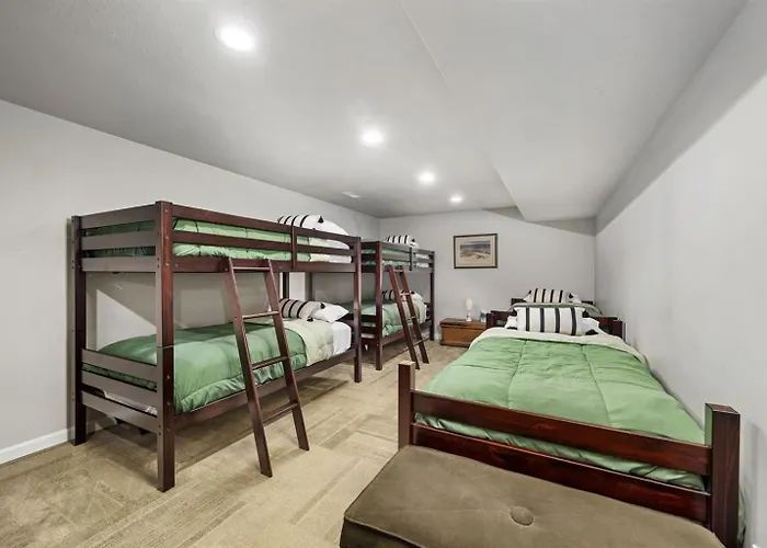 Family-friendly 3br W Bunk & Yard *