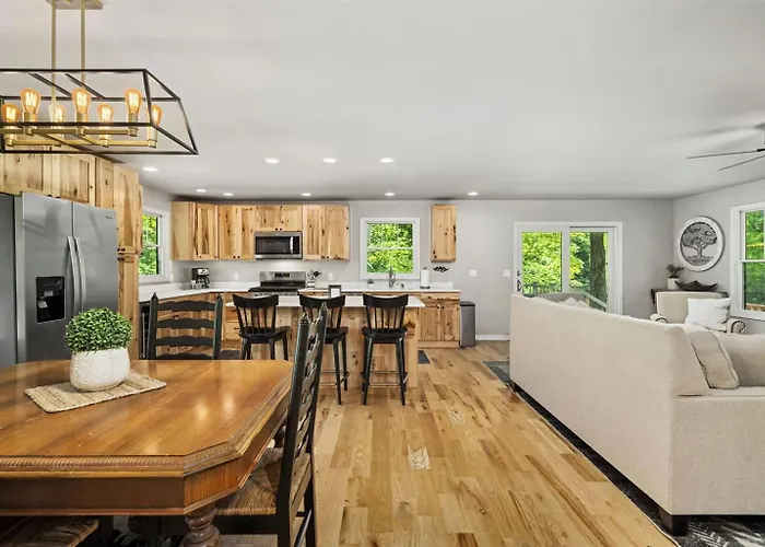 Family-friendly 3br W Bunk & Yard Holiday home