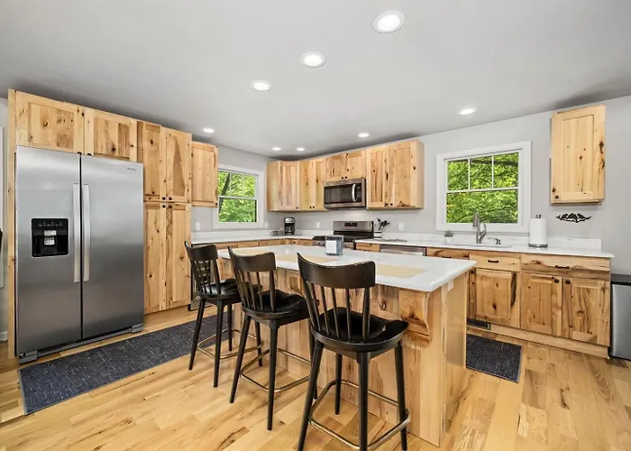 Family-friendly 3br W Bunk & Yard Holiday home